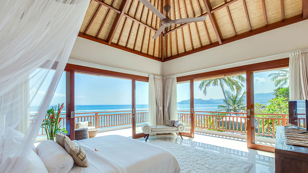 Villa Tirta Nila - Restful master bedroom with a fantastic ocean view